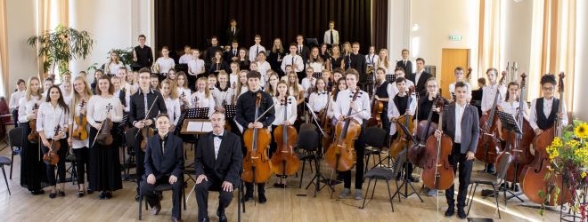 Rīgas 6. vidusskolas simfoniskais orķestris attēls
